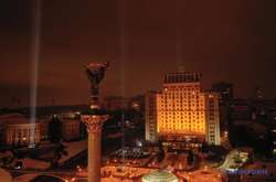 На честь Героїв Небесної сотні у центрі Києва засяяли Промені гідності
