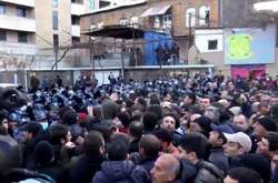 Протести у Вірменії: мітингувальники заблокували парламент (відео)