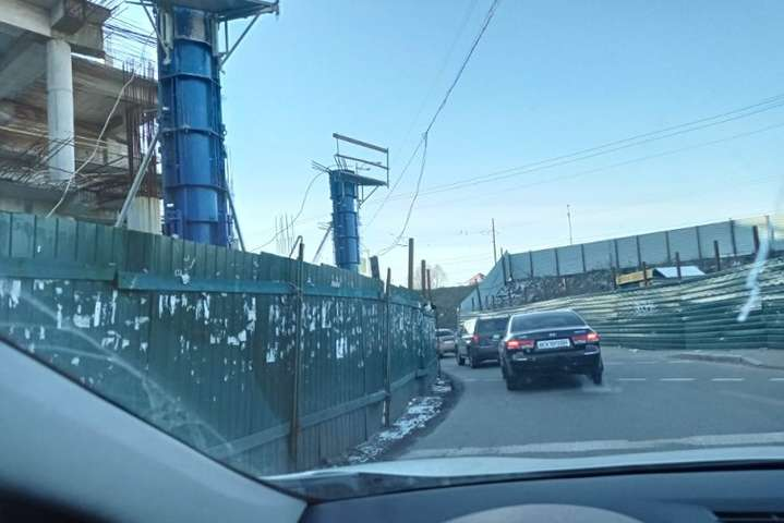 В Киеве строят ТРЦ прямо на автотрассе (фото)