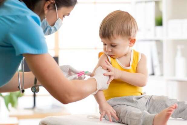 Індійськими вакцинами щеплють малюків. Чиновниця розповіла про безпечність Covishield