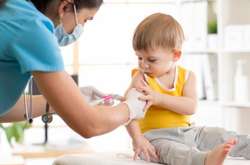 Індійськими вакцинами щеплють малюків. Чиновниця розповіла про безпечність Covishield