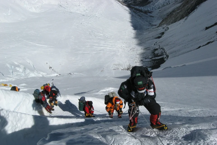 Открытие Эвереста: более 300 альпинистов подали заявки на восхождение