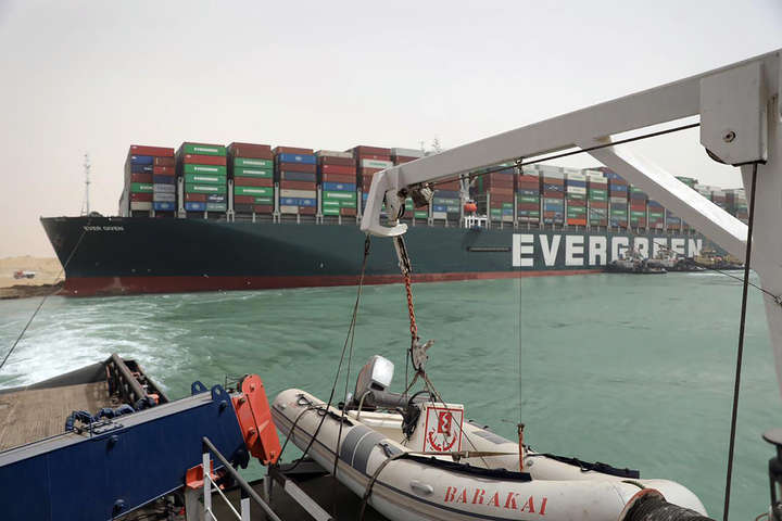 Із застряглого в Суецькому каналі контейнеровоза вилучили «чорну скриньку»