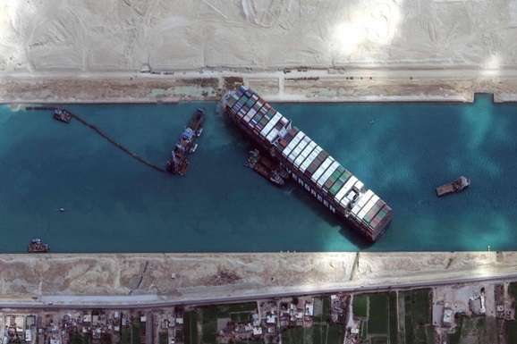 Стало відомо, коли розсмокчеться «пробка» із кораблів у Суецькому каналі