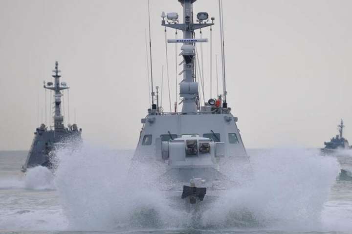 Артилерійські та десантні кораблі Росії зайшли у Чорне море