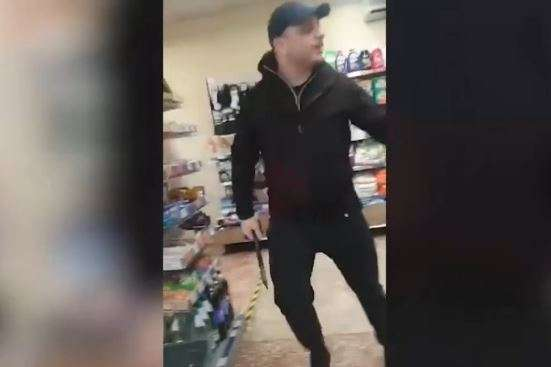 В Мариуполе мужчина с топором разнес супермаркет «АТБ» (видео)