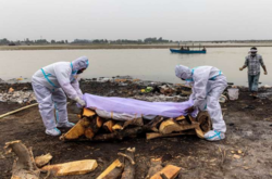 В Индии на берег реки вымыло десятки тел: названо жуткую причину