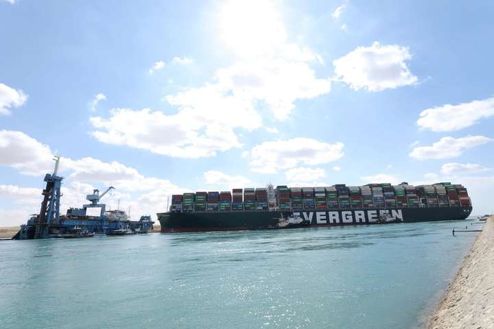 Власники контейнеровозу Ever Given вимагають в адміністрації Суецького каналу відшкодування