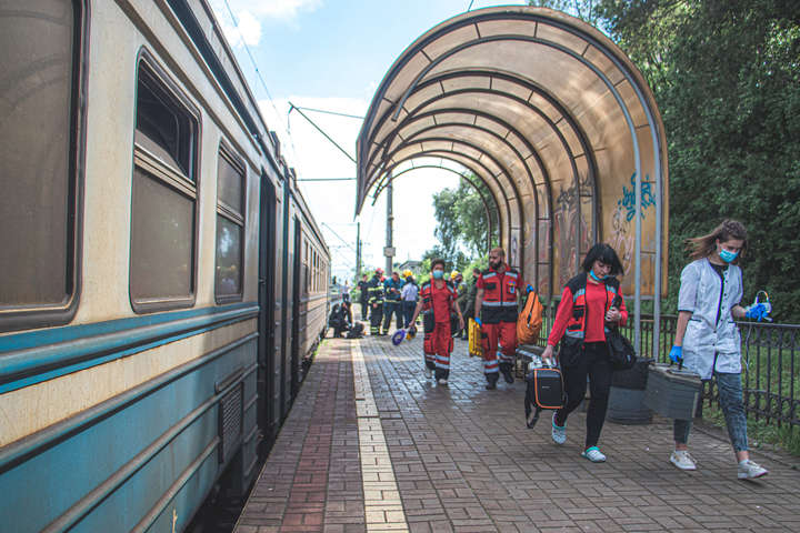 Трагедія на залізничній станції в Києві: чоловіка затисло між платформою та потягом (фото)