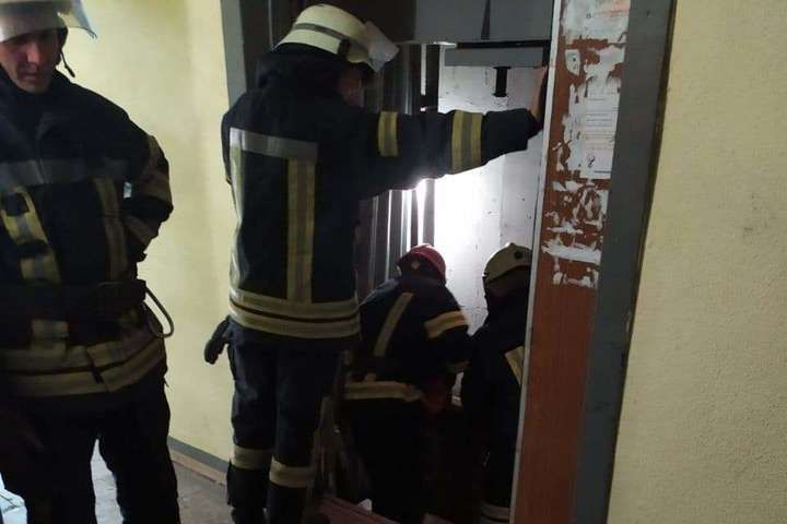 У ліфтовій шахті будинку в Києві загинув чоловік 