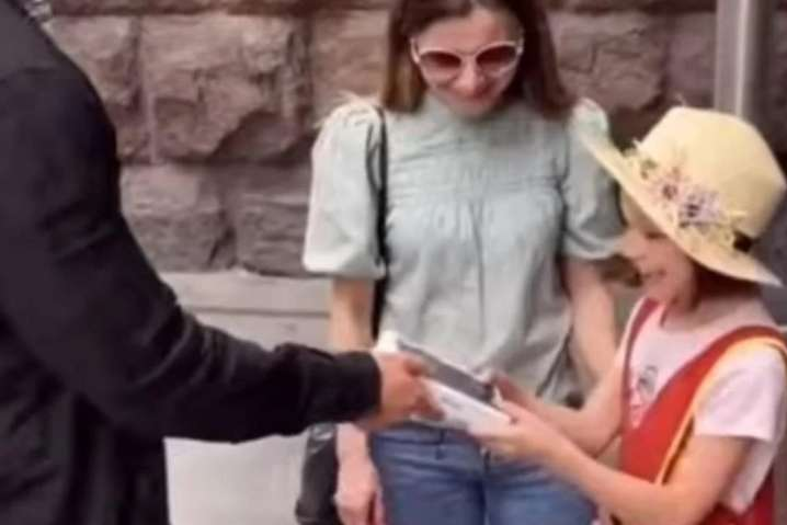 Появилось видео, как украинский блогер «кинул» маленькую девочку на iPhone