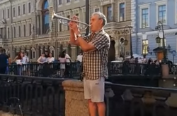 У центрі Санкт-Петербурга музикант заграв гімн України (відео)
