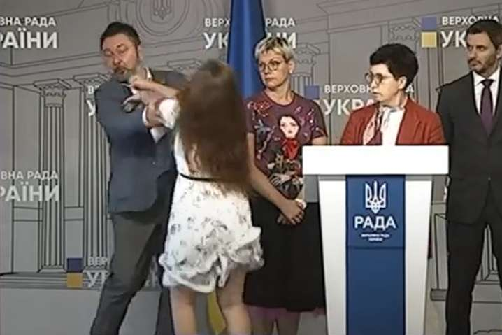 На депутата Потураева напала женщина. Видео из парламента