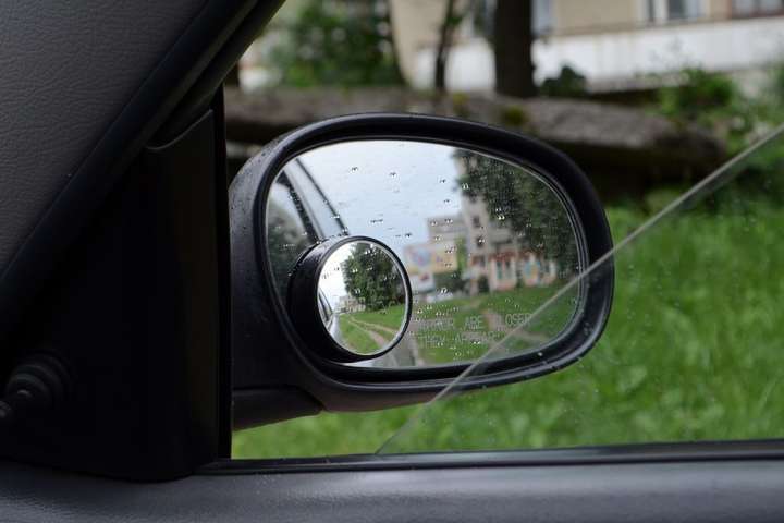 Помстився, бо заважало: киянин відламав дзеркало в неправильно припаркованому авто (відео)
