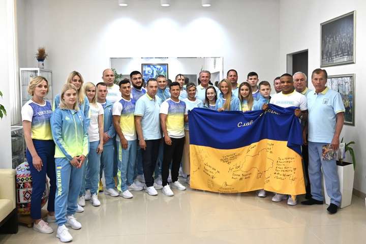Українські олімпійці отримали реліквію від Зеленського