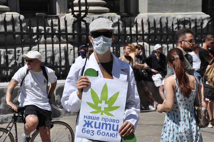 Завтра «слуги» візьмуться за легалізацію медичної марихуани