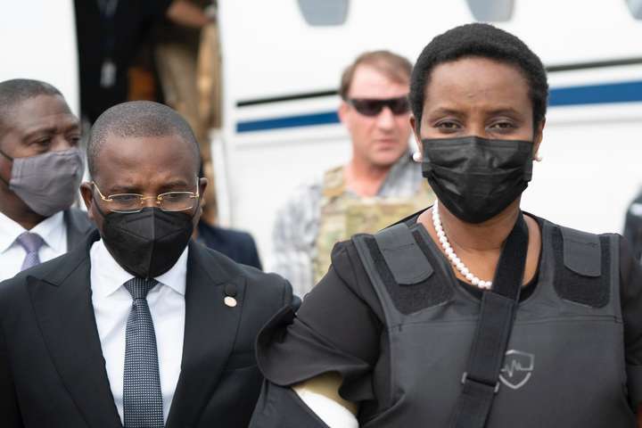 Дружина вбитого президента Гаїті повернулася після лікування в США