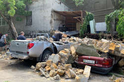 В Одесі через дощі обвалилася стіна будинку: потрощило машини (фото, відео)