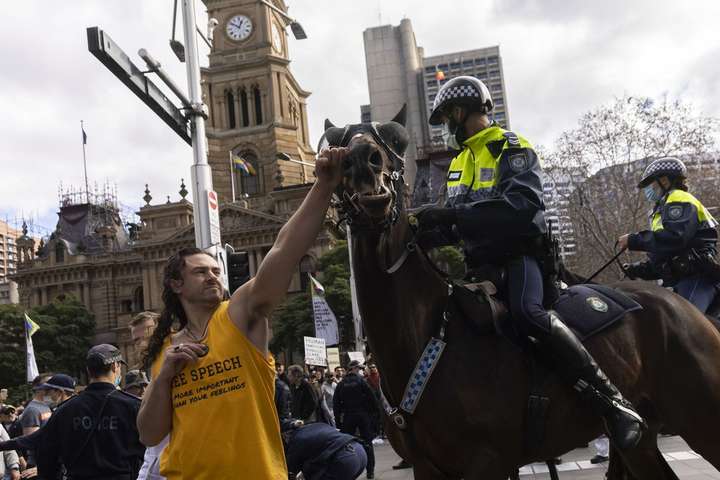Учасники протикарантинних протестів в Австралії вступили у сутички з поліцією (фото)