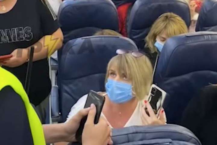 У Харкові затримали міжнародний авіарейс, бо пасажирка літака влаштувала скандал через маску