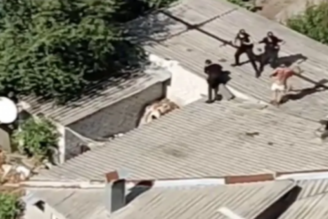 В Харькове мужчина устроил драку с полицейскими на крыше дома (видео)