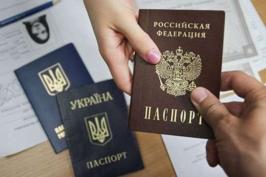 Чому Путін так щедро роздає російські паспорти в ОРДЛО: думка російського політолога