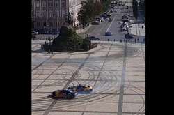 На Софійській площі два автогонщики влаштували дрифтінг (фото)