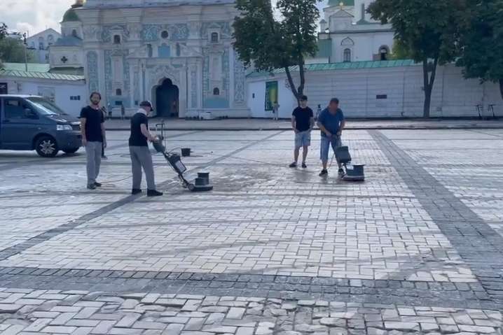Представители Red Bull пытаются отмыть изуродованную ими Софийскую площадь (видео)