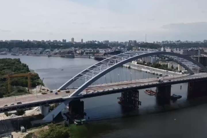 Працюють водолази і спецтехніка: триває демонтаж тимчасових опор Подільського мосту