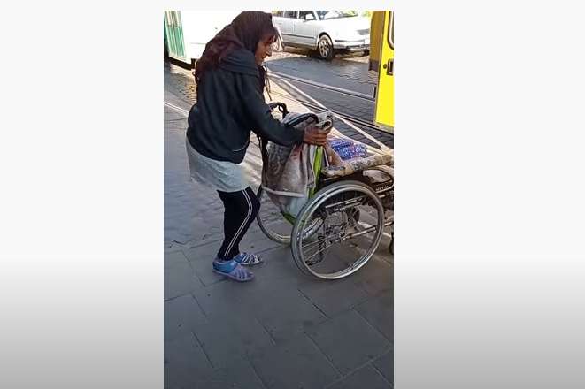 Видурювала гроші: «дивовижне зцілення» жебрачки у Львові показали на відео