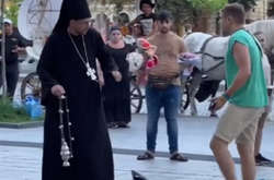 У центрі Львова пранкер у рясі священника зняв провокативне відео
