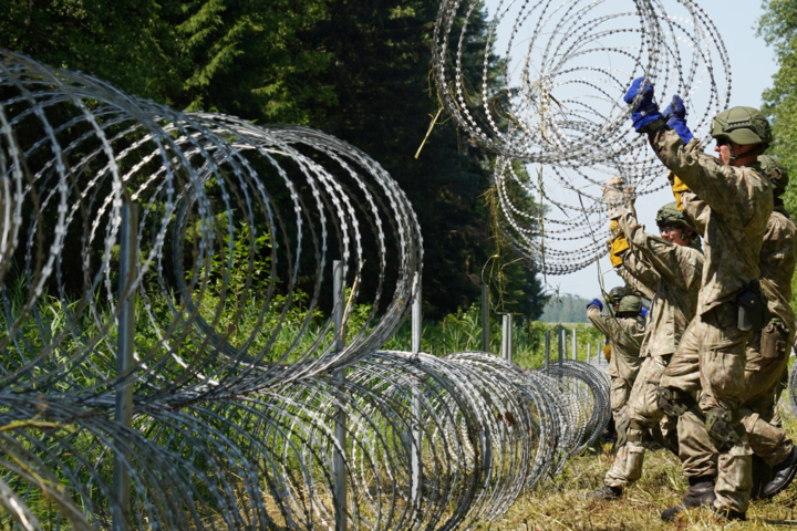 Польша устанавливает колючую проволоку на границе с Беларусью