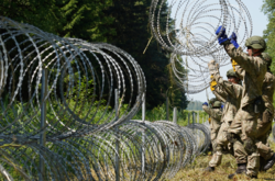 Польша устанавливает колючую проволоку на границе с Беларусью