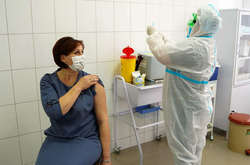 Вакцинация от коронавируса в Украине держится на уровне стран третьего мира