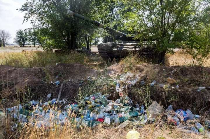«Готувався до вальсу»: на стихійному звалищі в Росії знайшли танк (фото)