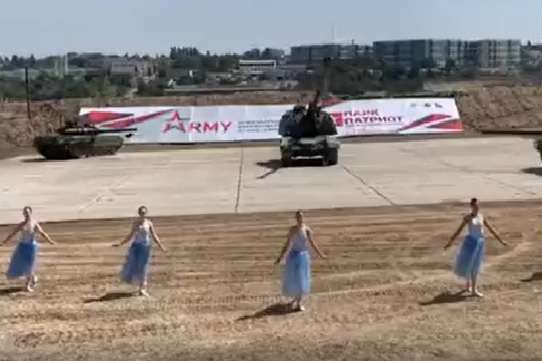 В оккупированном Севастополе танцовщицы вальсировали с танками (видео)