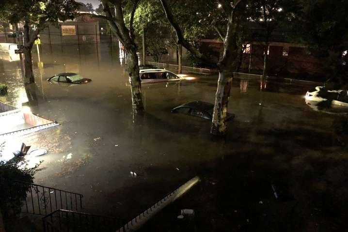 Затопленные дороги и метро: Нью-Йорк ушел под воду из-за урагана «Ида» (видео)