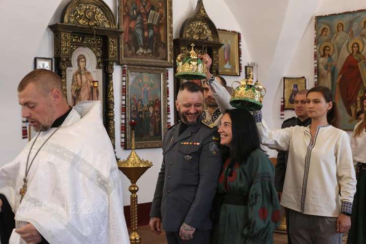 Антоненко після 14 років шлюбу повінчався з дружиною (фото)