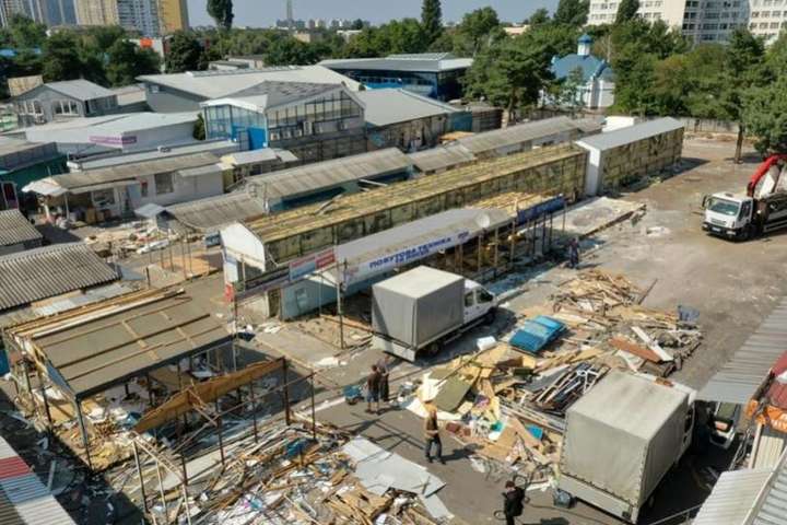 У столиці триває масштабний демонтаж МАФів біля ринку «Юність» (фото, відео)
