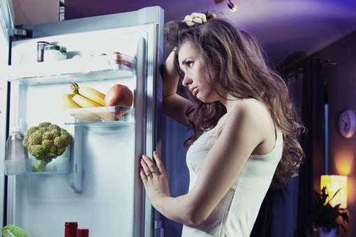 Чому увечері тягне до холодильника: шість порад, як не переїдати на ніч