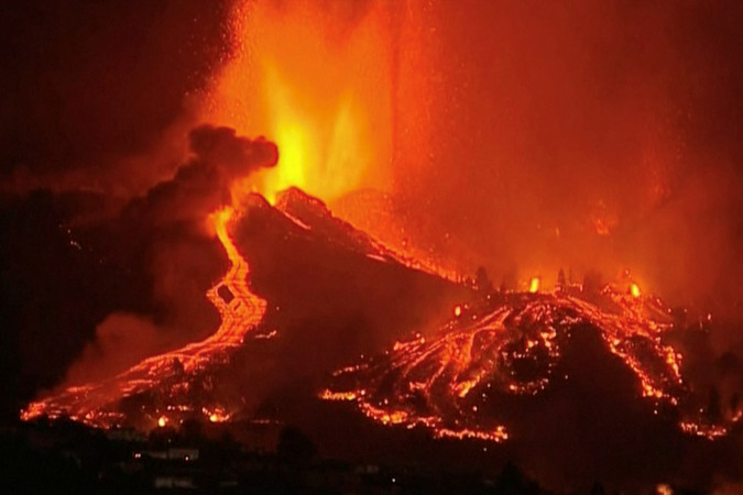 Извержение вулкана на Канарах: власти Испании хотят эвакуировать до 10 тысяч человек 