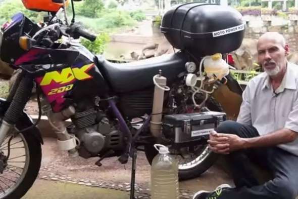 Бразилець створив мотоцикл, який працює на звичайній воді