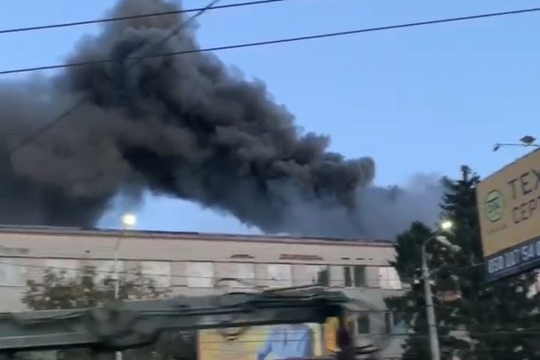У Чернівцях спалахнула меблева фабрика (відео)