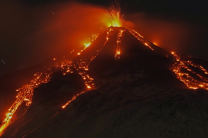 Вулкан на Канарах перестал выбрасывать пепел и лаву 