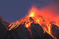 Вулканическая лава на Канарах достигла океана, спровоцировав выбросы вредных газов 