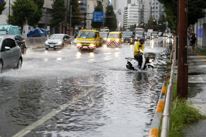 На Токио обрушился мощный тайфун: отменены сотни авиарейсов 
