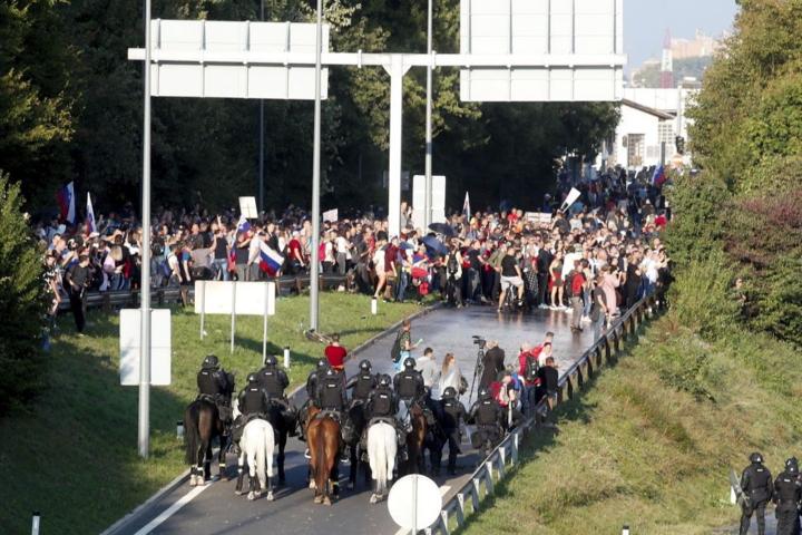 В Словении полиция жестко разогнала протест ковид-диссидентов (видео)