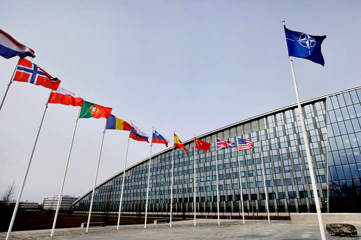 НАТО виганяє кількох співробітників місії РФ через «ворожу діяльність»