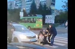 Авто поліції збило жінку та дитину на пішохідному переході у Краматорську (відео)