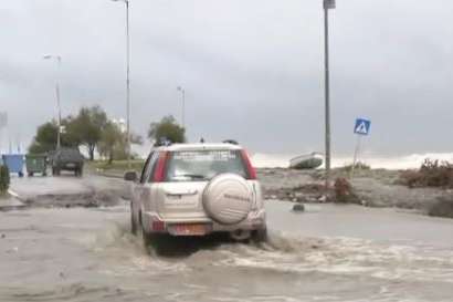 Основні автошляхи Греції підтоплені, людям доводиться вручну викачувати воду